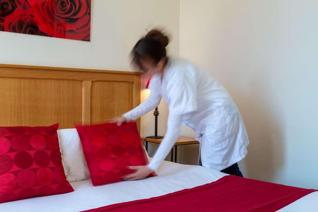 Hotel Saint-Laurent, The Originals Relais Montfort l'Amaury Ruang foto