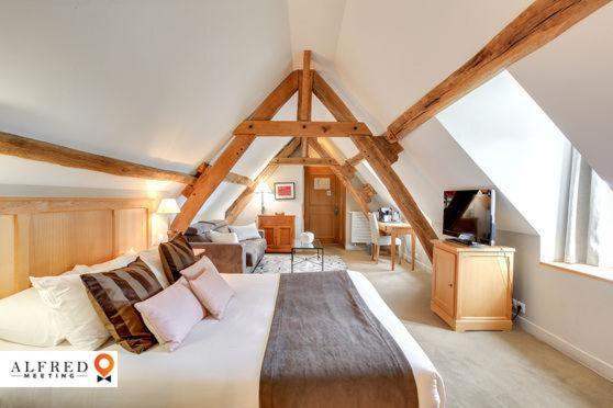 Hotel Saint-Laurent, The Originals Relais Montfort l'Amaury Bagian luar foto