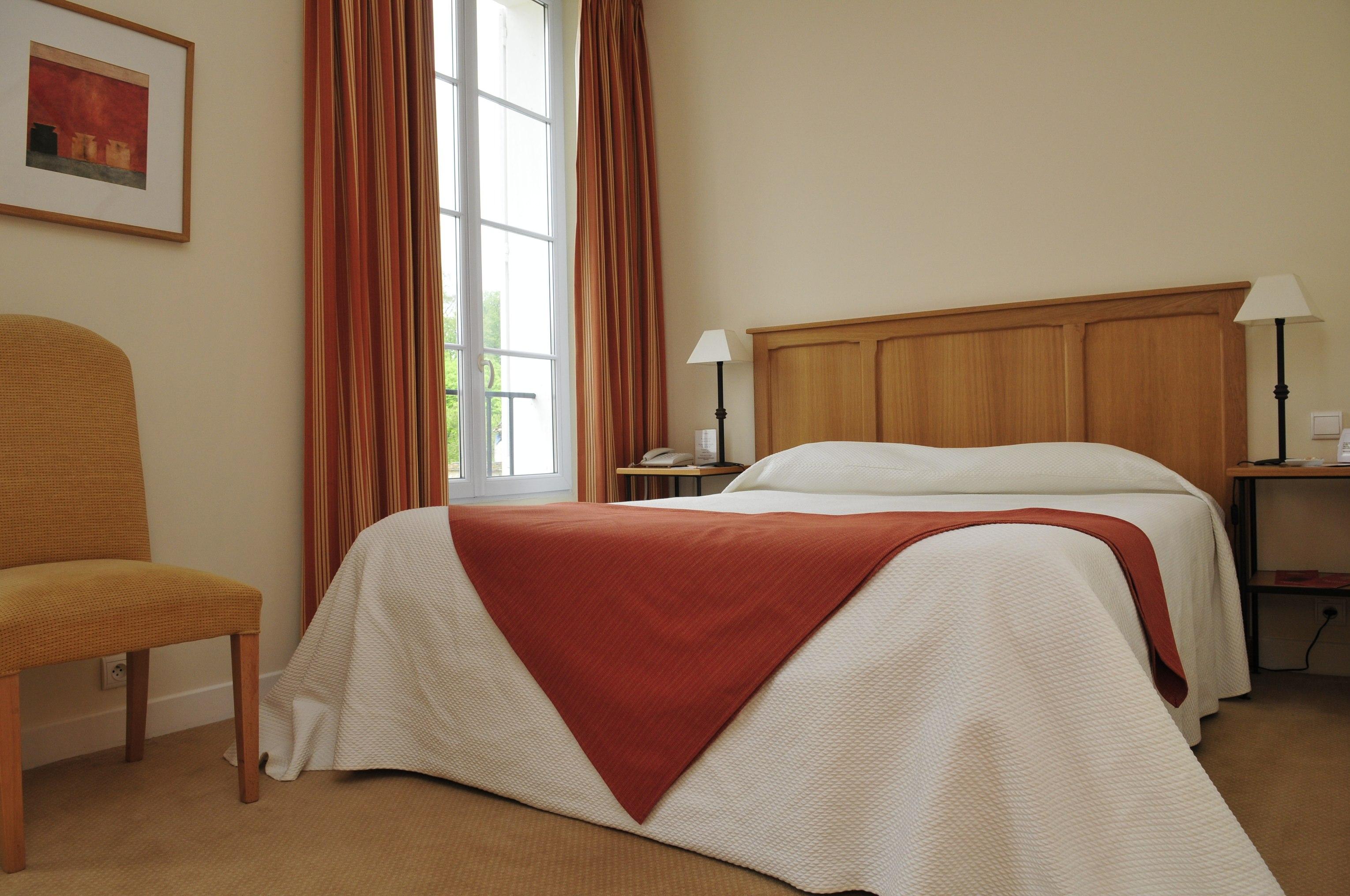 Hotel Saint-Laurent, The Originals Relais Montfort l'Amaury Bagian luar foto