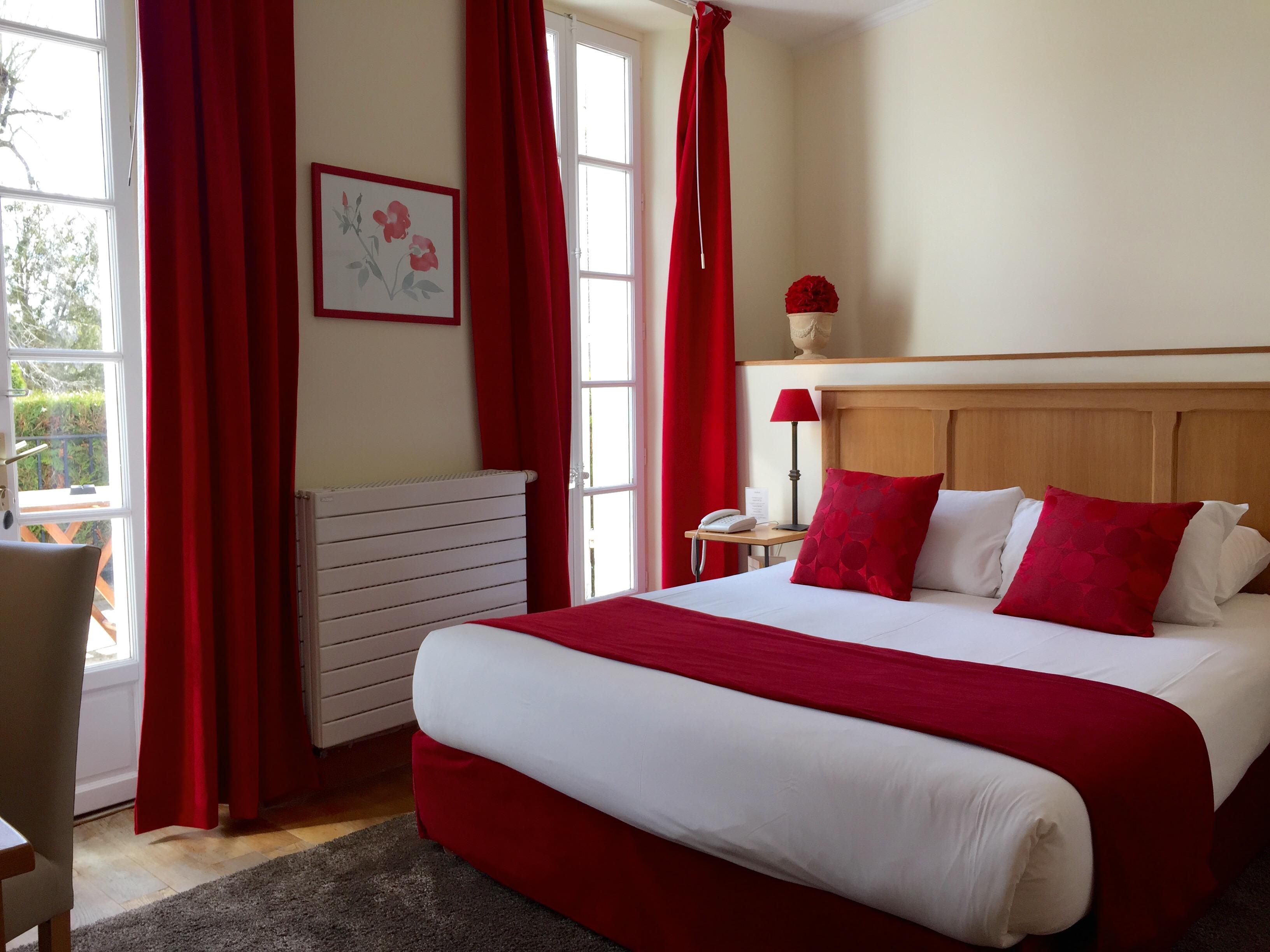 Hotel Saint-Laurent, The Originals Relais Montfort l'Amaury Bagian luar foto