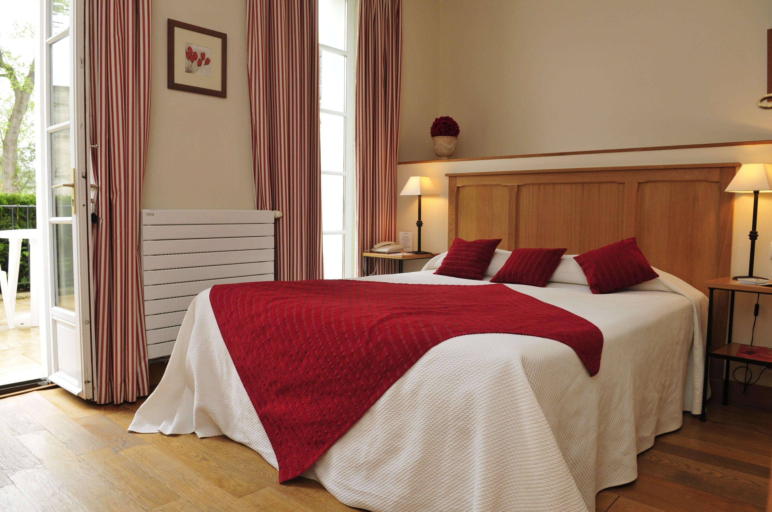 Hotel Saint-Laurent, The Originals Relais Montfort l'Amaury Bagian luar foto
