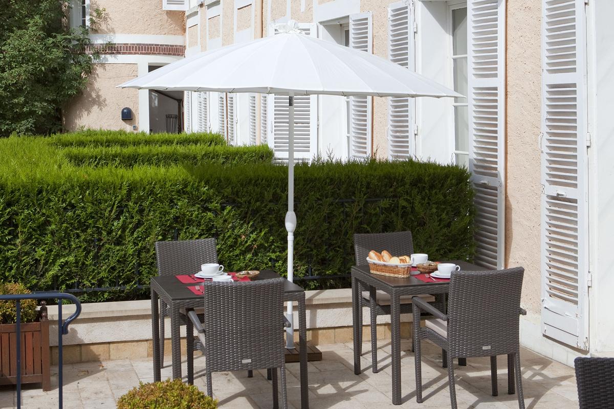 Hotel Saint-Laurent, The Originals Relais Montfort l'Amaury Bagian luar foto