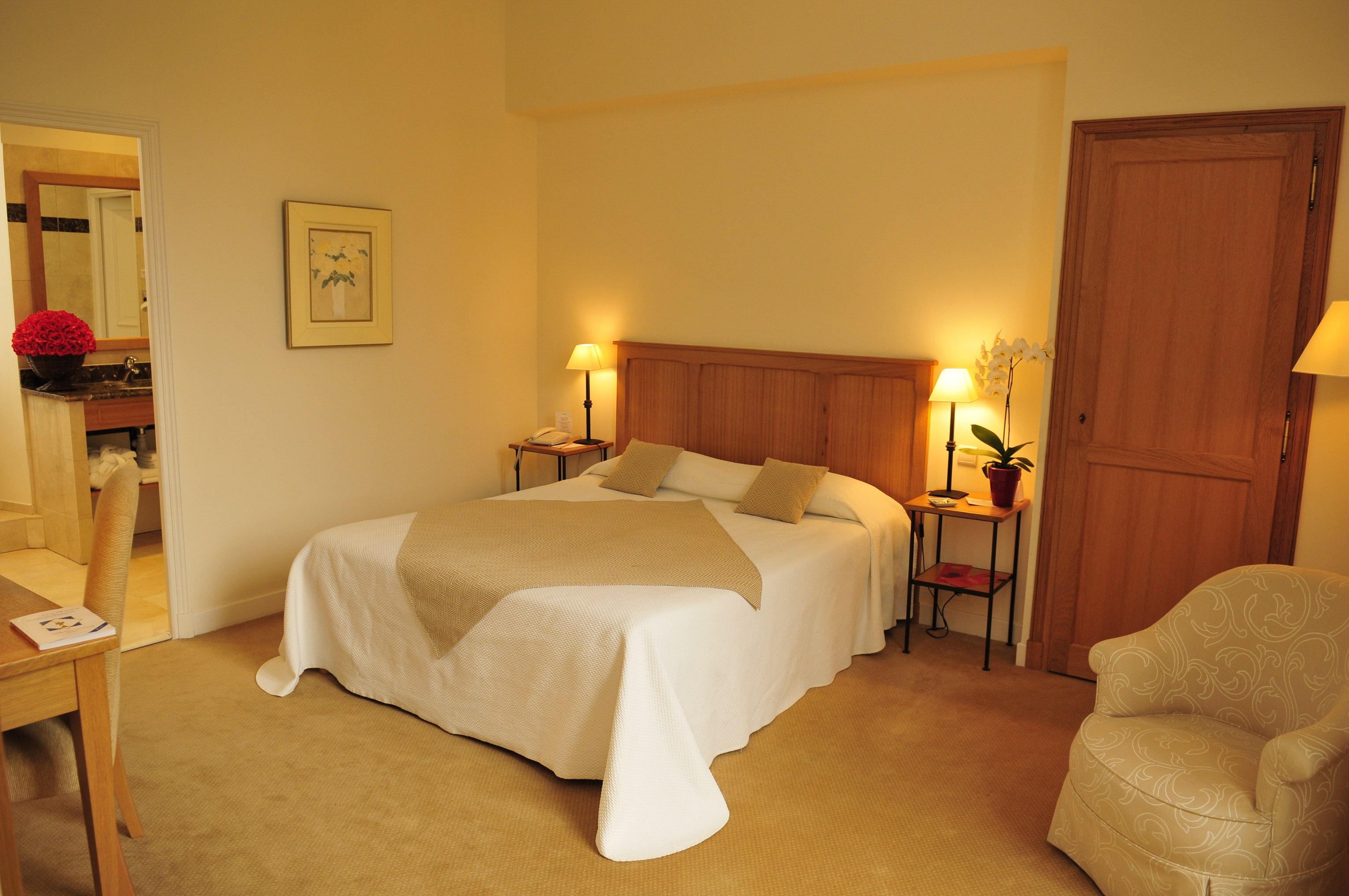 Hotel Saint-Laurent, The Originals Relais Montfort l'Amaury Bagian luar foto