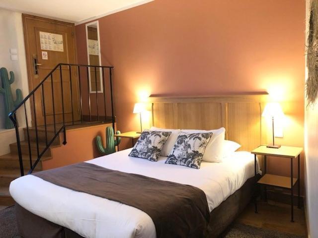 Hotel Saint-Laurent, The Originals Relais Montfort l'Amaury Bagian luar foto