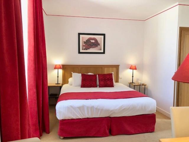 Hotel Saint-Laurent, The Originals Relais Montfort l'Amaury Bagian luar foto