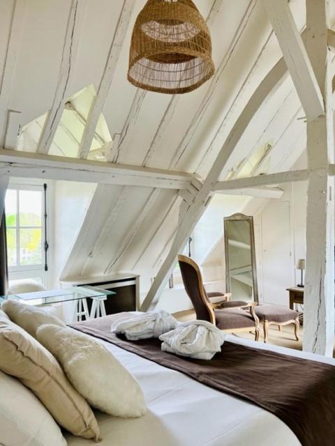 Hotel Saint-Laurent, The Originals Relais Montfort l'Amaury Bagian luar foto