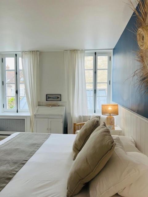 Hotel Saint-Laurent, The Originals Relais Montfort l'Amaury Bagian luar foto
