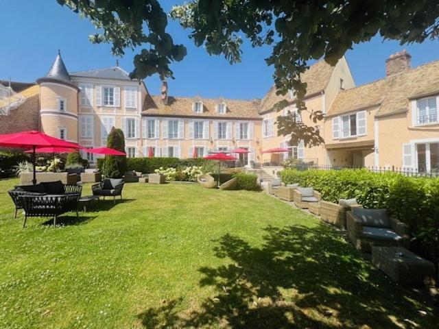 Hotel Saint-Laurent, The Originals Relais Montfort l'Amaury Bagian luar foto