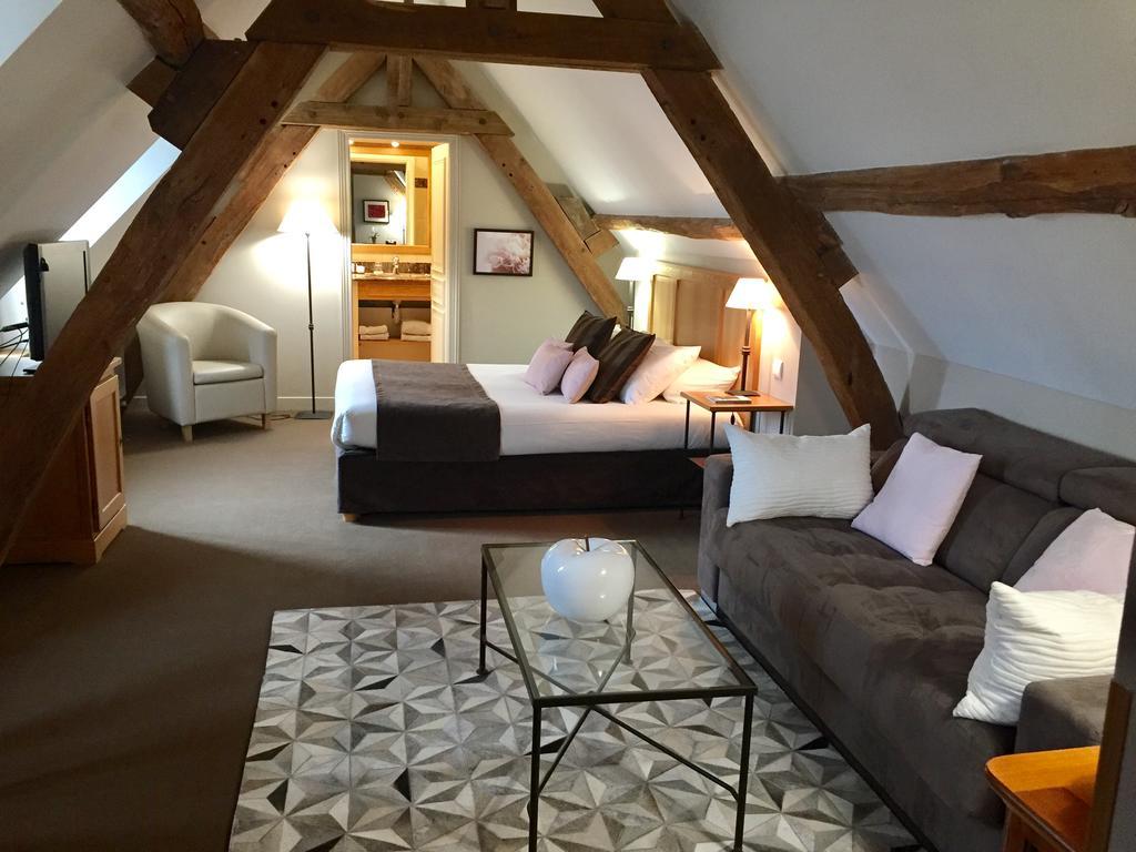Hotel Saint-Laurent, The Originals Relais Montfort l'Amaury Bagian luar foto