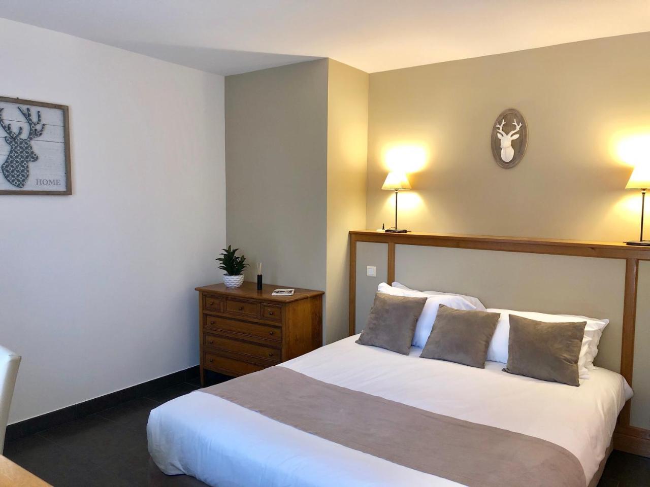 Hotel Saint-Laurent, The Originals Relais Montfort l'Amaury Bagian luar foto