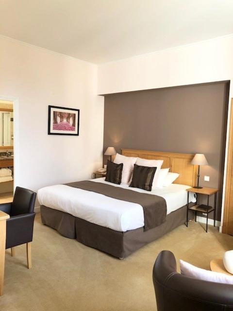 Hotel Saint-Laurent, The Originals Relais Montfort l'Amaury Bagian luar foto