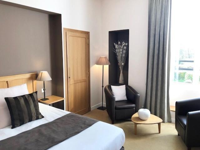 Hotel Saint-Laurent, The Originals Relais Montfort l'Amaury Bagian luar foto
